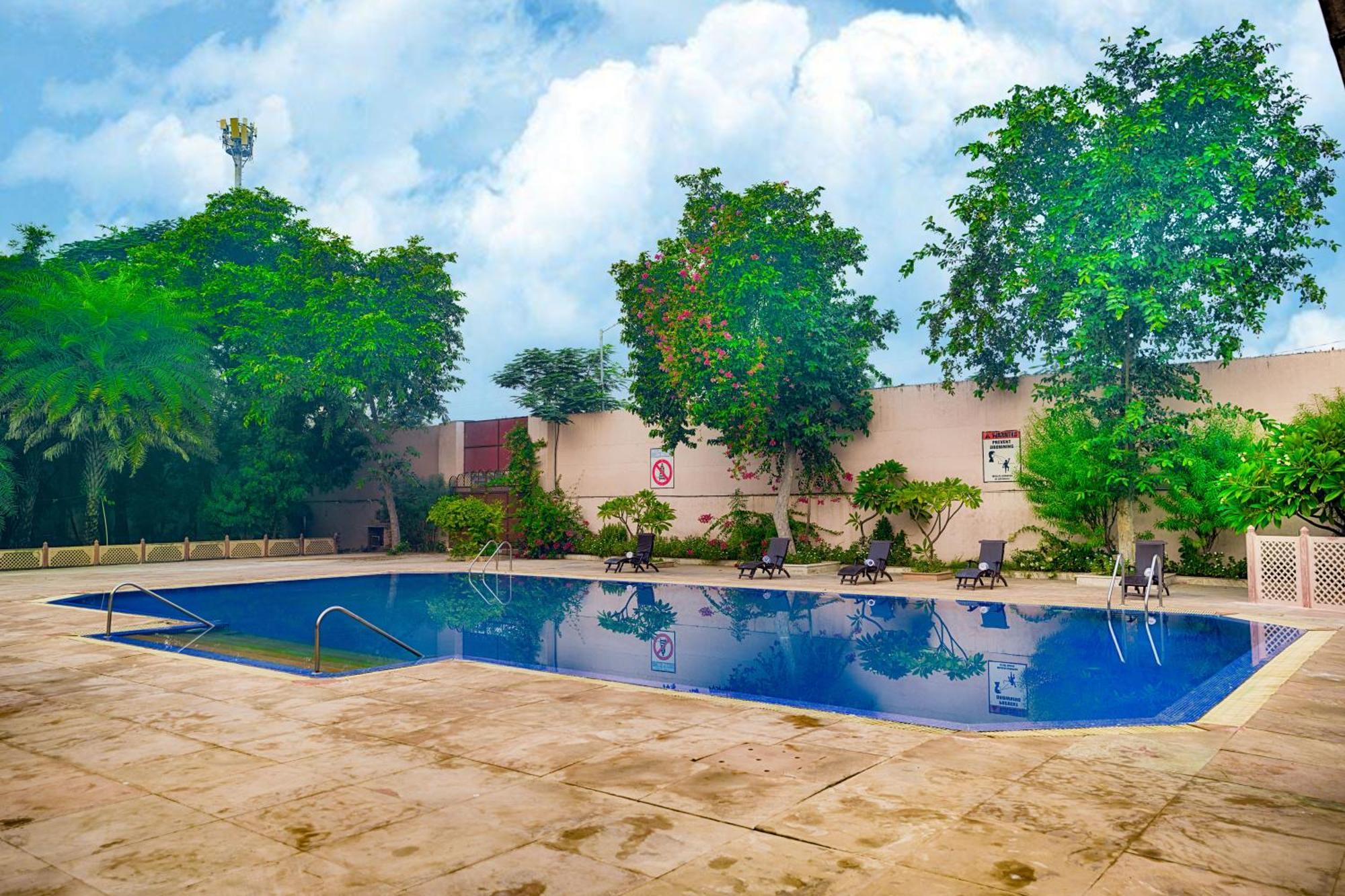 Club Mahindra Bharatpur Hotel Bagian luar foto