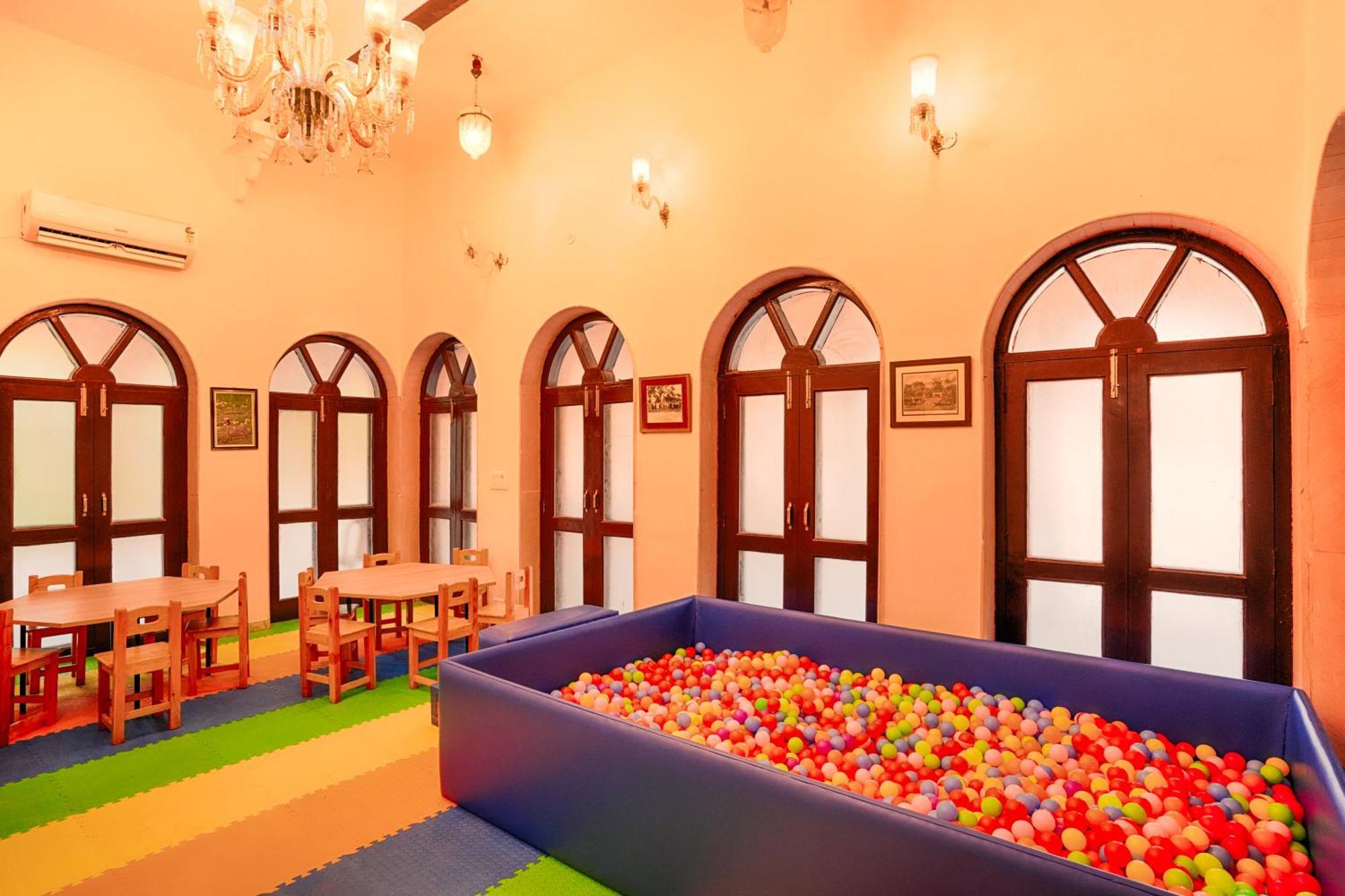 Club Mahindra Bharatpur Hotel Bagian luar foto