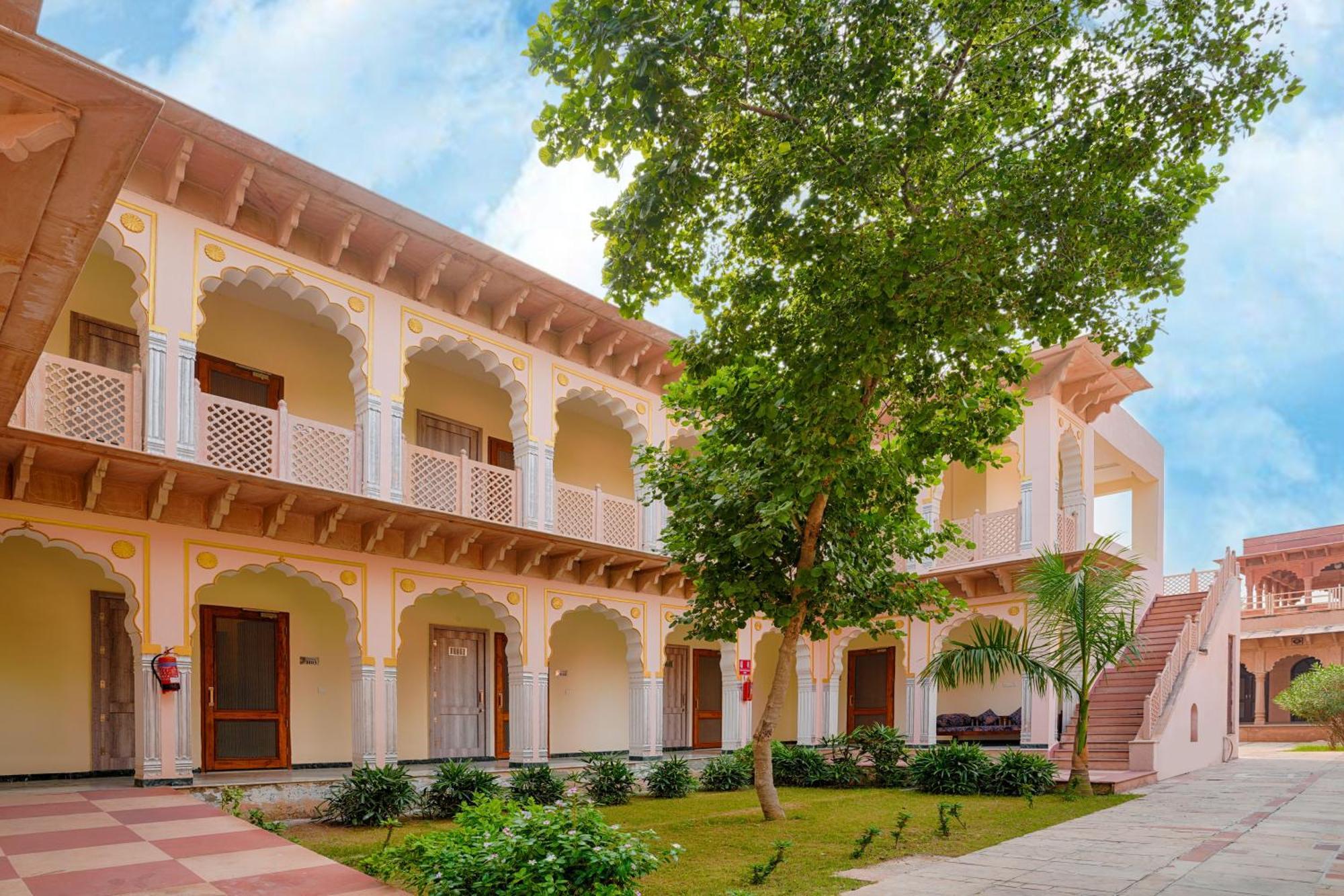Club Mahindra Bharatpur Hotel Bagian luar foto