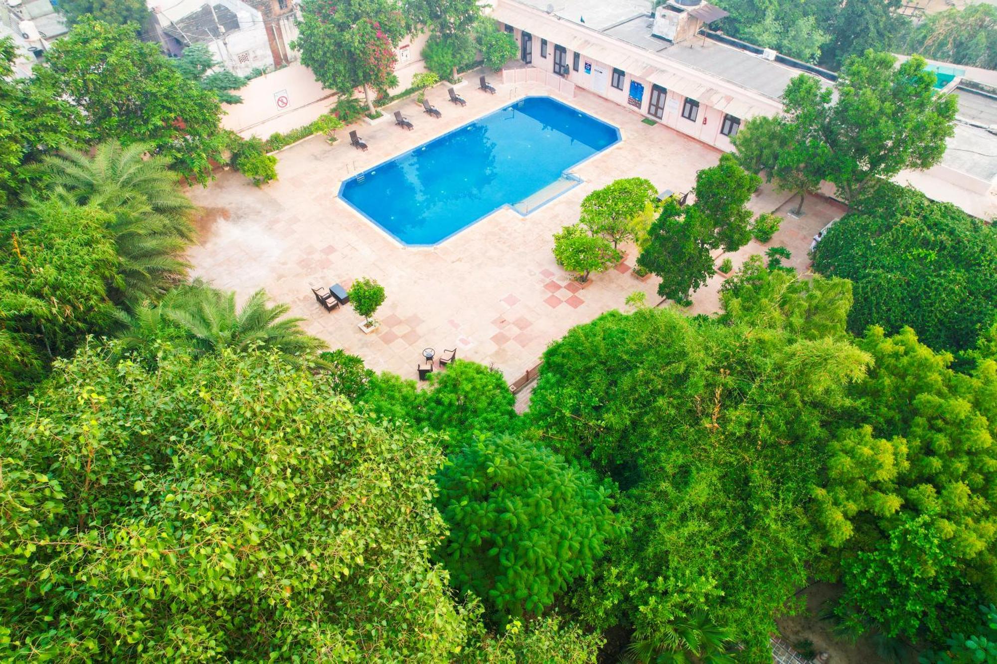 Club Mahindra Bharatpur Hotel Bagian luar foto